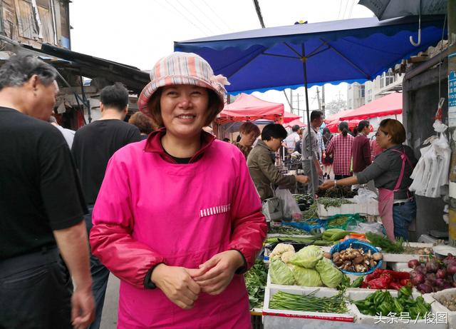 美女划黄鳝3秒一条，最忙一天卖210斤，原是教师辞职不后悔