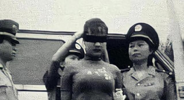 90年代，一名身材丰满的女子由女警察押送到刑场处决！