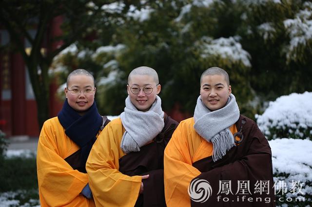 女学僧生活照！不仅有高颜值 还有高学历