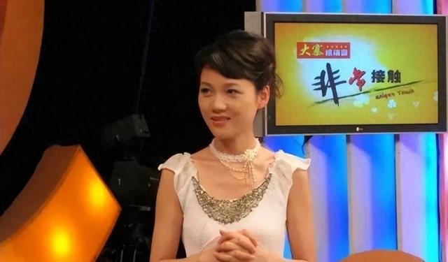 她是著名美女主持人，嫁给神秘老公生下三个孩子，50岁宛如少女