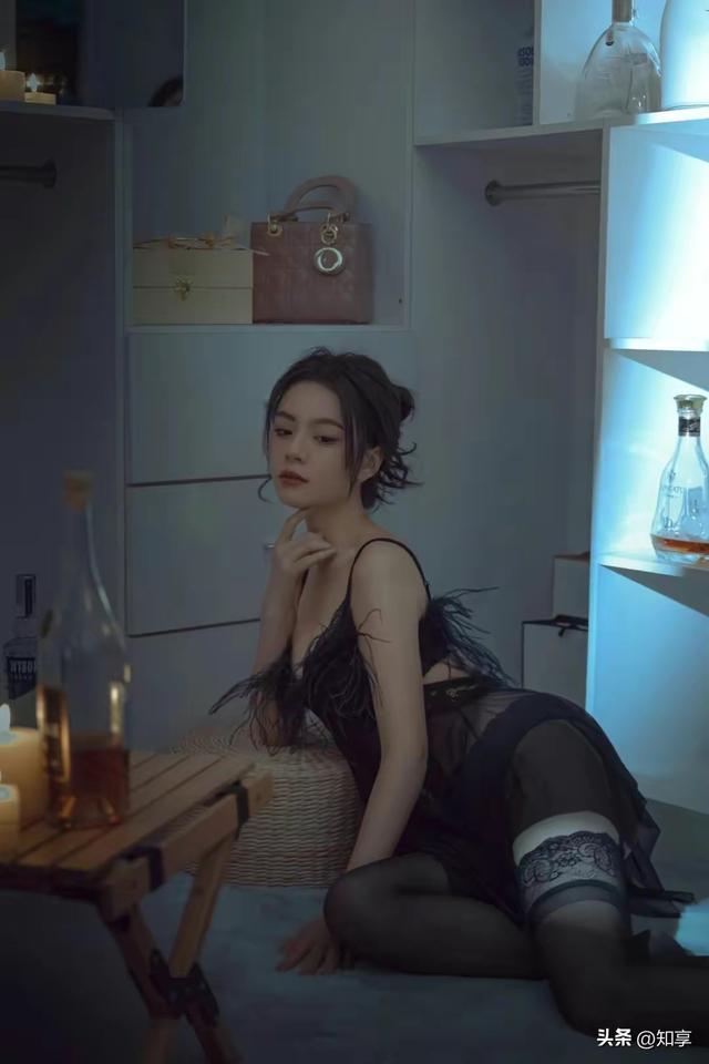 魅力夜光，黑裙吊带美女夜晚室入拍摄写真