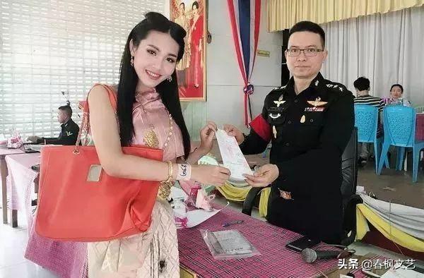 不爱红装爱绿装：女兵体检现场“美女如云”，全是绝代佳人