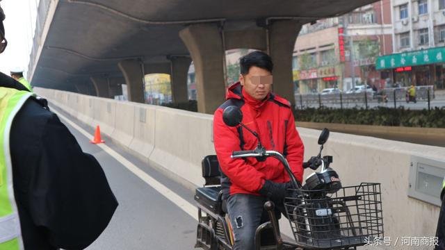 郑州美女开电动车开上陇海高架，民警拦停时她竟然“闯卡”