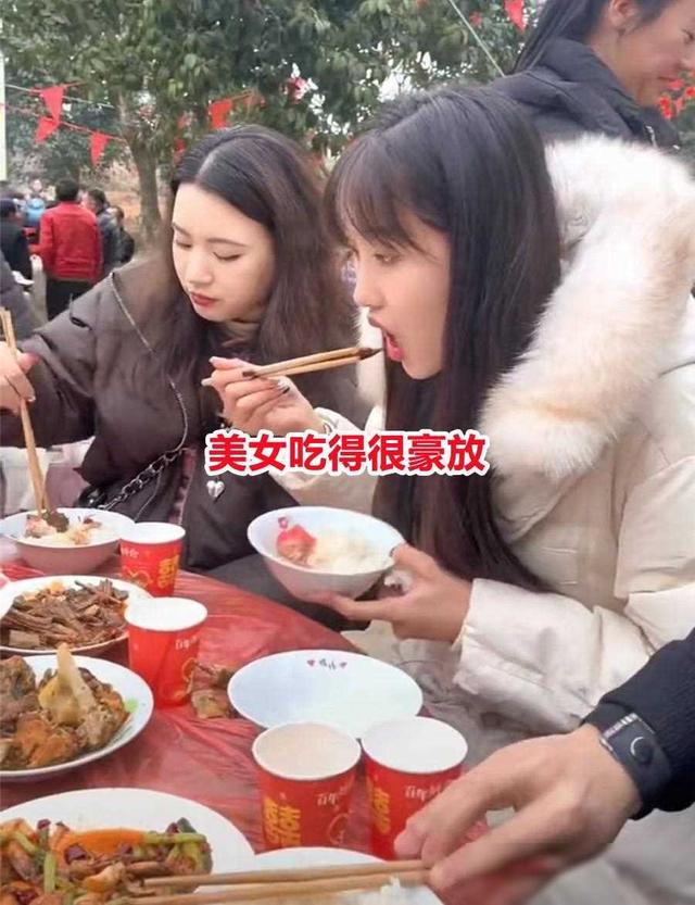 女子和好姐妹一起吃席，一桌子全是美女，网友：想参加这样的饭局