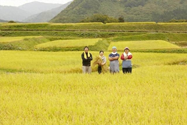 90岁老太身穿寿衣不肯咽气，就因没给儿媳看孩子，30年没见过孙子