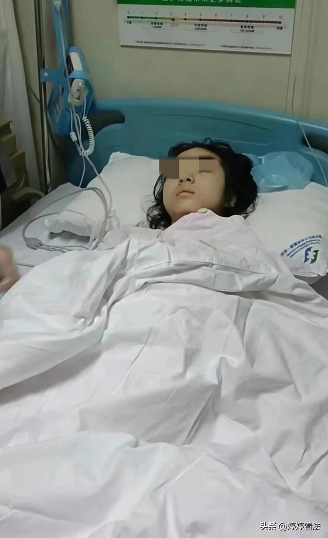 闹大了！17岁女孩开胯被舞蹈老师踩断腿，现场画面曝光听到骨头响