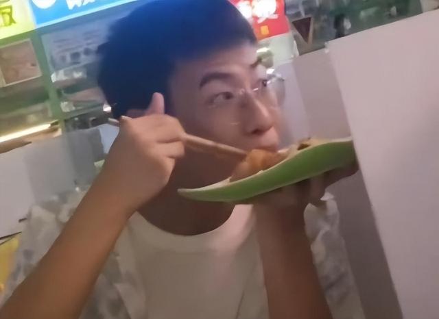 女生穿着清凉去食堂打饭，男生一边盯着看一边扒拉饭：这样很下饭