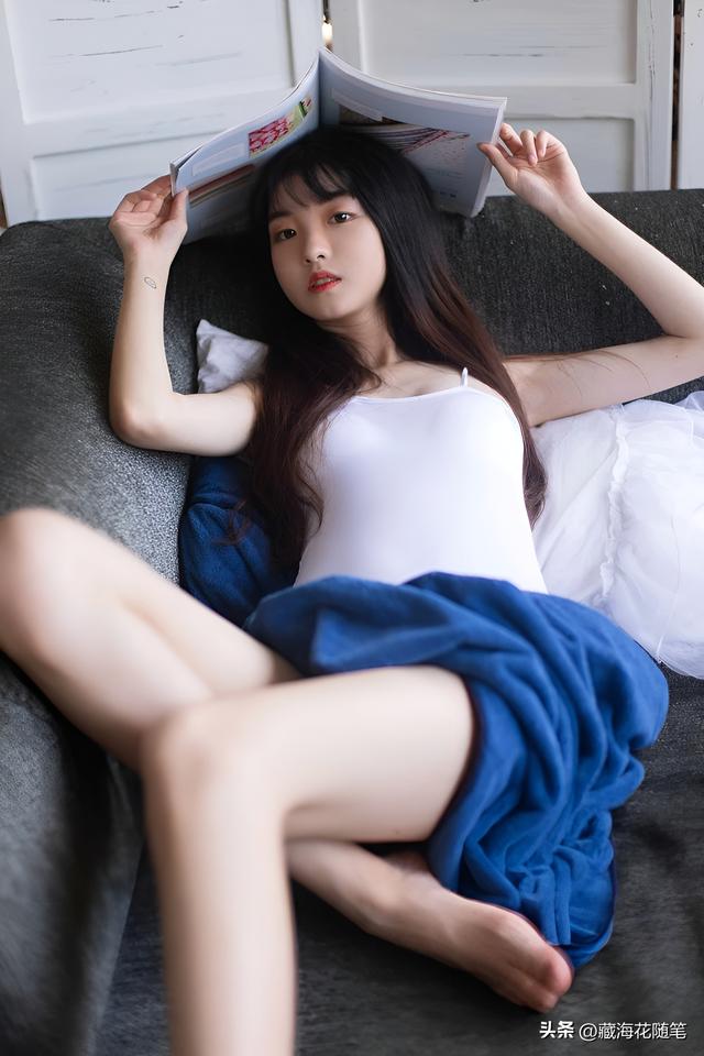 海蓝谜底背后 - 清纯白色吊带的白皙美女写真集