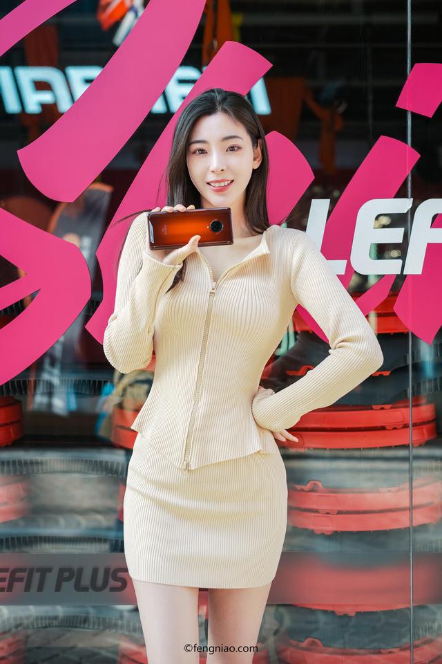 性能旗舰 vivo NEX 3S真机美女上手图