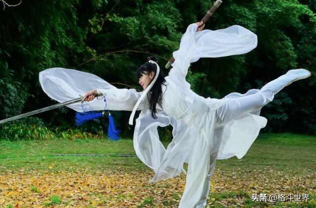 太极美女，练习太极“神功”让她们变得如仙子，身材挺拔功力深厚