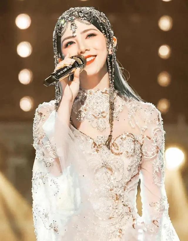 娱乐圈的这5位顶级美女，上半身美得惊心动魄，下半身不忍直视