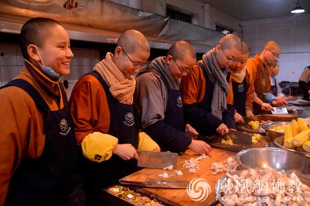 女学僧生活照！不仅有高颜值 还有高学历