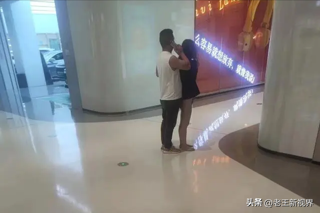 辣眼睛，武汉漂亮美女裸奔，背后原因曝光，引网友热议