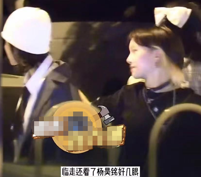 21岁男星和美女现身酒吧，搂腰靠头姿势亲密，曾和圈内女星传绯闻