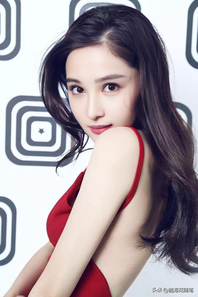 气质美女性感牛仔短裙，迷人写真大揭秘