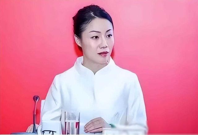 中国美女秘书朱旭，年薪849万年终奖千万，46岁至今未婚？