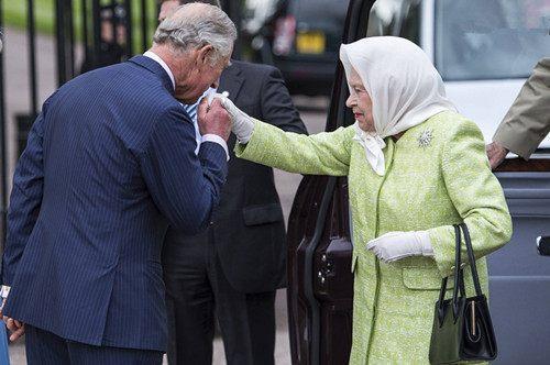 英国女王遇到尴尬：椅子坐空一屁股摔倒，卫兵在她面前晕倒！