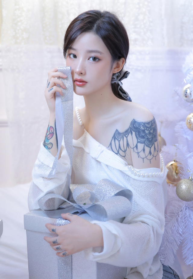 美女写真：性感高挑美女细长美腿纹身美女图片