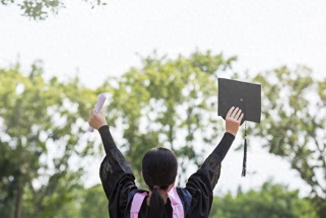 大学毕业前的一个晚上，漂亮的女同学把我拉到了小树林