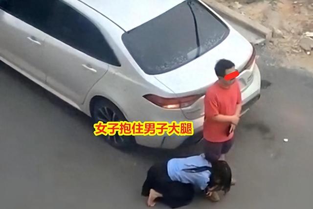 女子追尾下跪求饶，哭着把对方裤子扒掉，男子：200块就脱我裤子