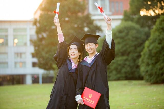 大学毕业前的一个晚上，漂亮的女同学把我拉到了小树林