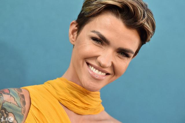 鲁比·洛斯（Ruby Rose）黄色单肩镂空雪纺长裙 短发刺青有个性