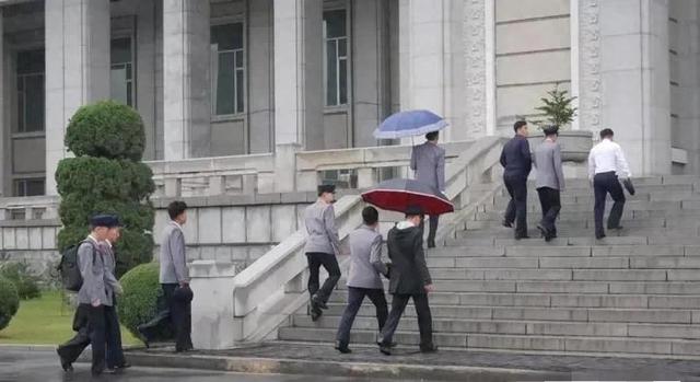 朝鲜女交警美艳动人，朝鲜领袖备受敬仰