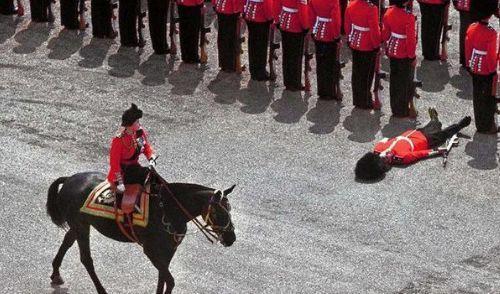 英国女王遇到尴尬：椅子坐空一屁股摔倒，卫兵在她面前晕倒！