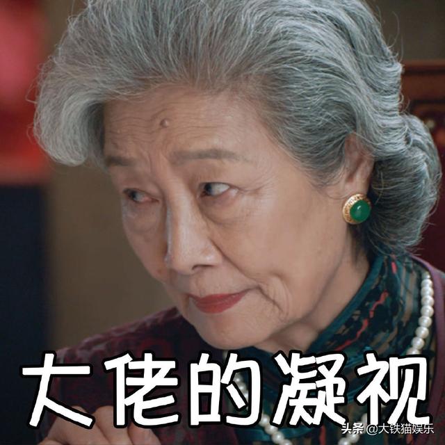 这才是“绝世美人”的模样，脸上全是天然美，白发皱纹挡不住气质