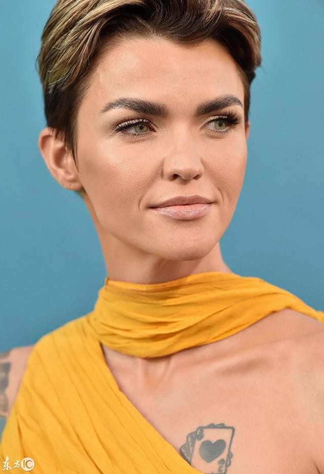 鲁比·洛斯（Ruby Rose）黄色单肩镂空雪纺长裙 短发刺青有个性