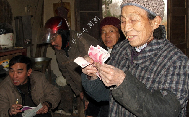 86年上高中，我吃同学3年肉酱，如今她患重病，我留给她一个信封