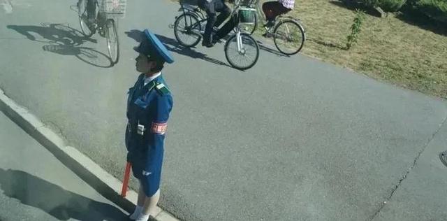 朝鲜女交警美艳动人，朝鲜领袖备受敬仰