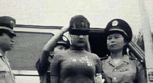 绑美女押解(90年代，一名身材丰满的女子由女警察押送到刑场处决)