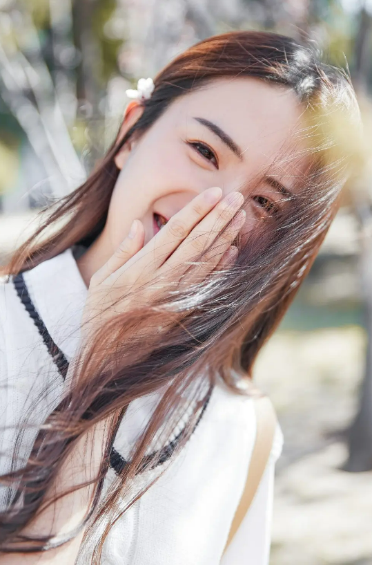 美女写真：清纯校园制服美女，户外唯美清新又迷人