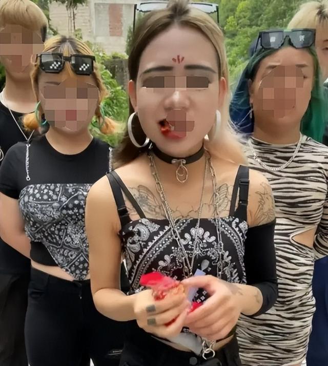 16岁少女虐母致死，亲生父亲却不为所动？这其中究竟发生了什么？