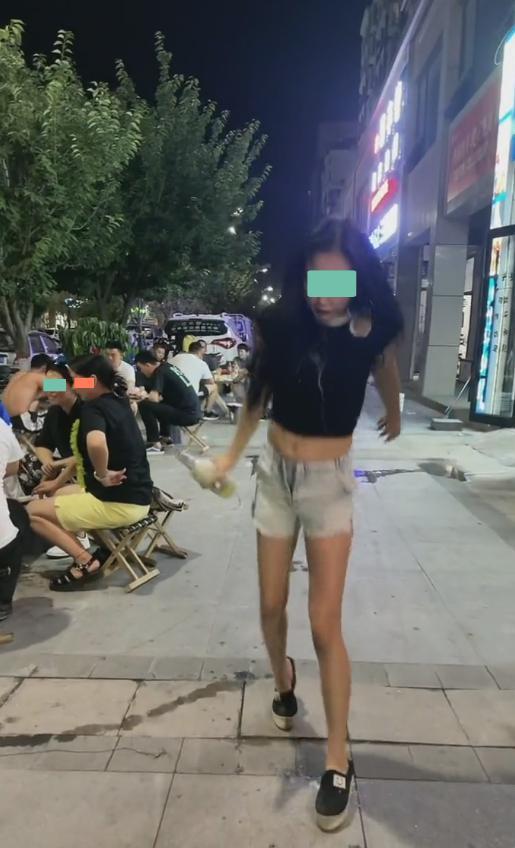 女子喝醉酒，拿起酒瓶当话筒唱歌，网友：全是感情没有技巧