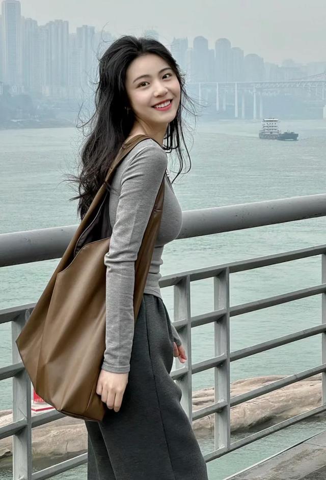 青春靓丽26岁美女在江边桥上拍的写真照