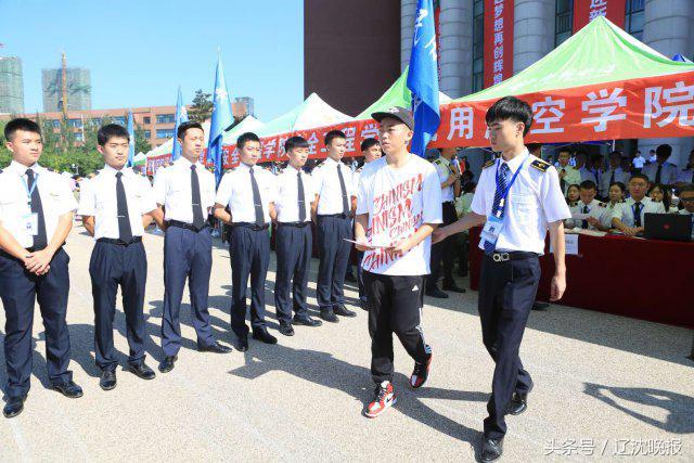 这又是别人的学校 沈航“制服天团”护航迎新