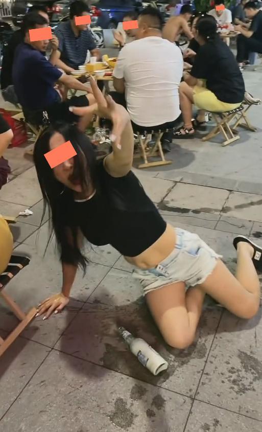 女子喝醉酒，拿起酒瓶当话筒唱歌，网友：全是感情没有技巧