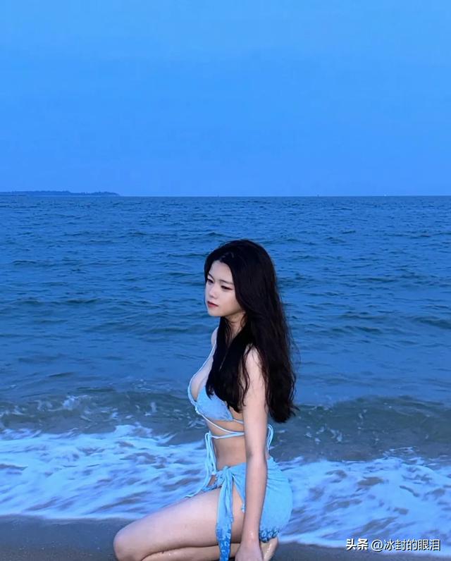 夜色厦门海边，蓝色比基尼美女演绎迷人风情