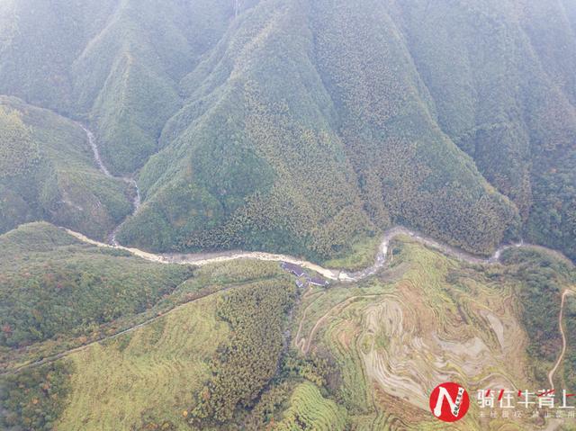 浙江龙泉发生一件新鲜事，全国帅哥美女都往这里跑，还冒着大雨！