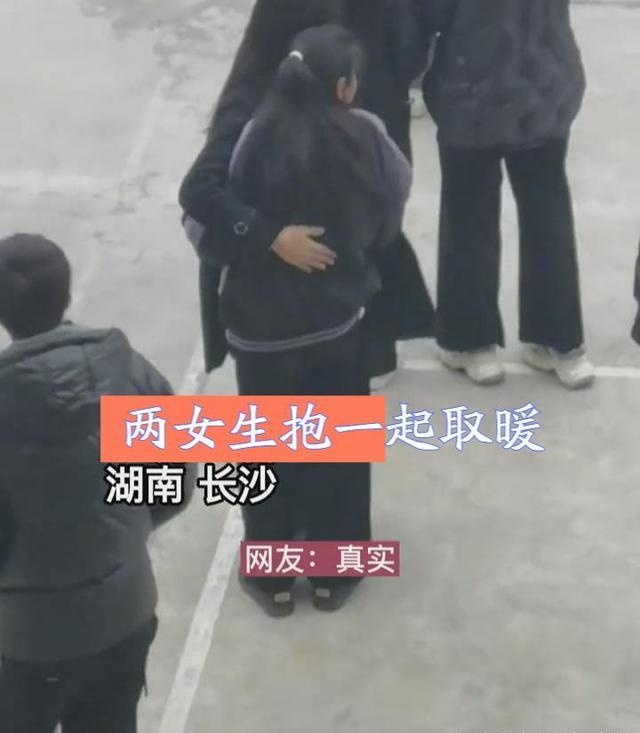 高校女生穿短裙丝袜在风中做早操，看着都发抖：有风度没温度？