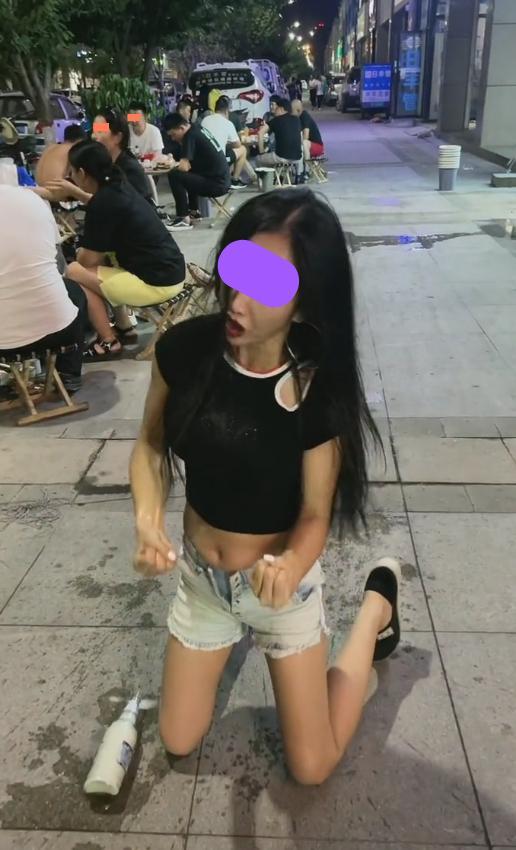 女子喝醉酒，拿起酒瓶当话筒唱歌，网友：全是感情没有技巧