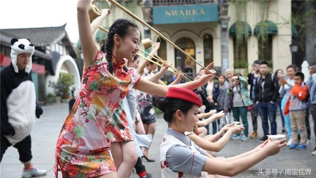 旗袍美女拜师献艺 很多市民都盯着看 就差被老婆拧耳朵了