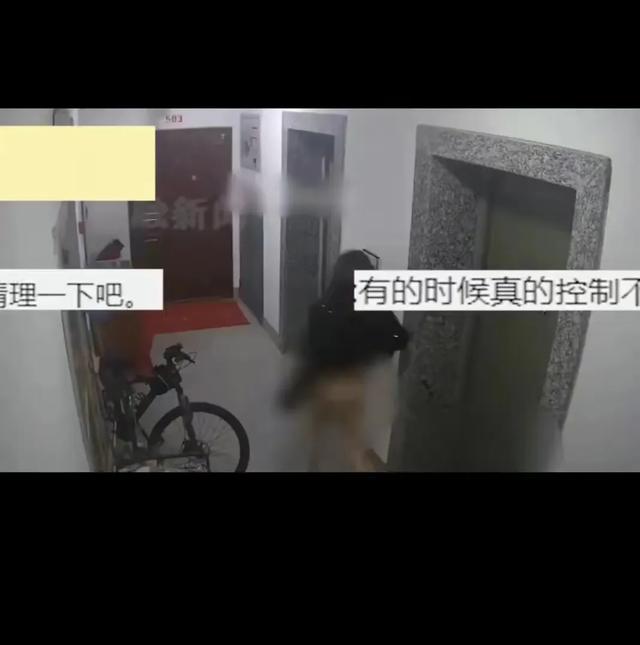 电梯口惊现美女排便，坦荡惯犯引发评论区热议！