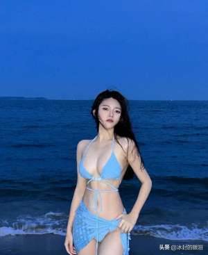 美女谈风情(夜色厦门海边，蓝色比基尼美女演绎迷人风情)