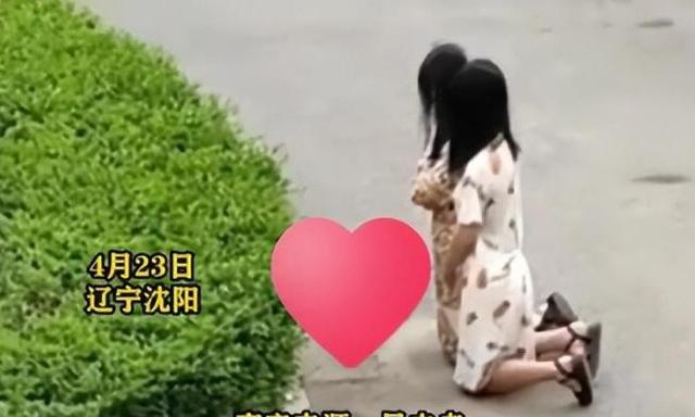 俩女子打牌输后罚跪！警方揭秘：竟因妻子与小姨子之争！