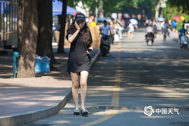 北京晴热暴晒 街头美女清凉着装大秀美腿