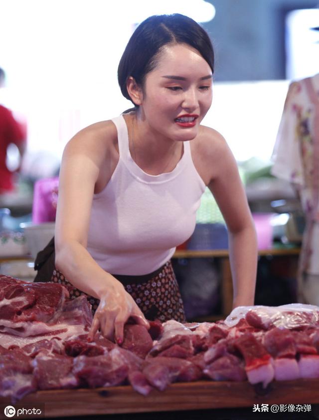 90后“美女”卖猪肉成网红，被称“猪肉西施”，气质身材堪比模特