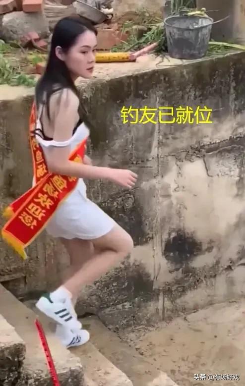 男子带8美女垂钓，女生还主动捶背？